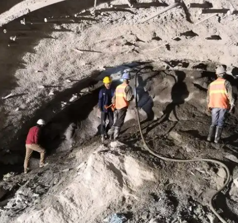 隆阳拱顶带模注浆料的施工流程及注意事项